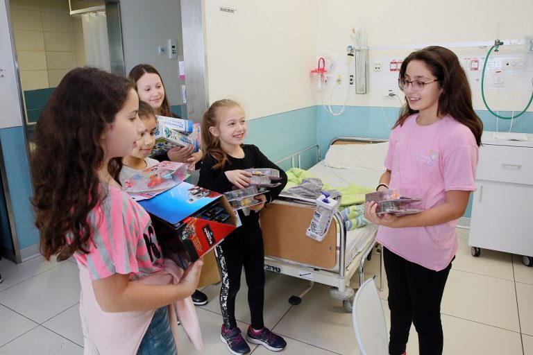 Australian Mystery Donor Gives Hundreds of Hanukkah Presents to Children Hospitalized at Rambam HCC