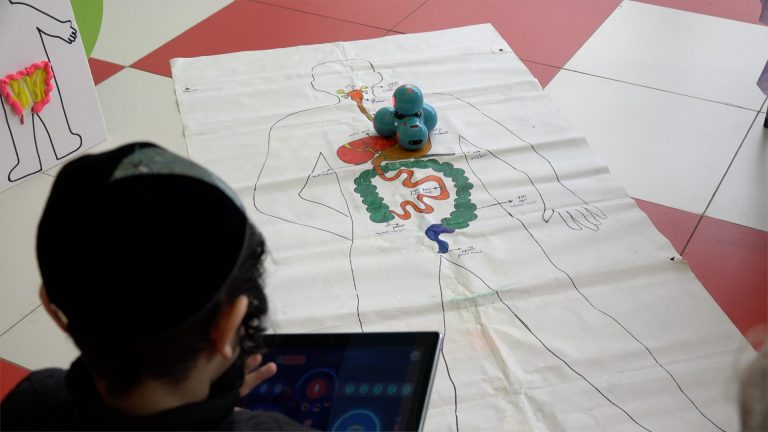 Rambam Uses Puppets and Legos to Reduce Pain in Children