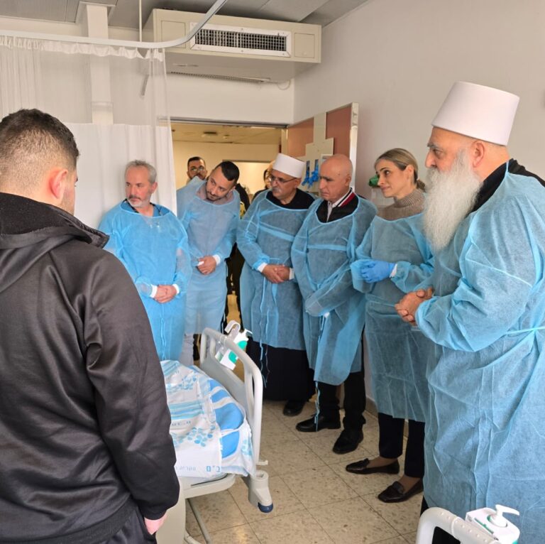 Sheikh Muwaffaq Tarif, Leader of Druze community in Israel, Visits Syrian Druze Patients at Rambam
