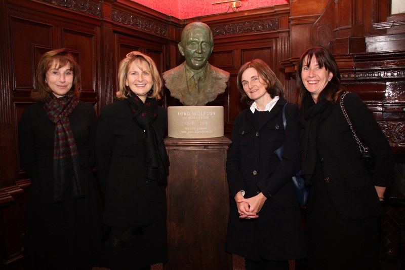Laura Wolfson Townsley, Janet Wolfson de Botton, Deborah Wolfson Davis and Elizabeth Wolfson Peltz beside a bust of Lord Wolfson